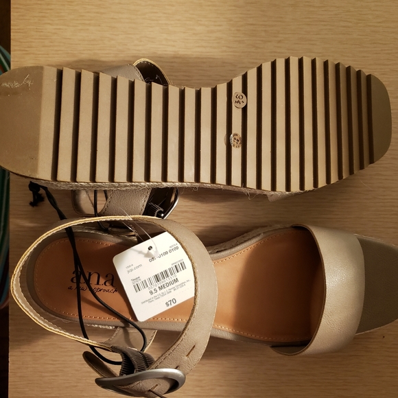 BNWT ANA EVIE wedge sandals (9.5) - Picture 4 of 8